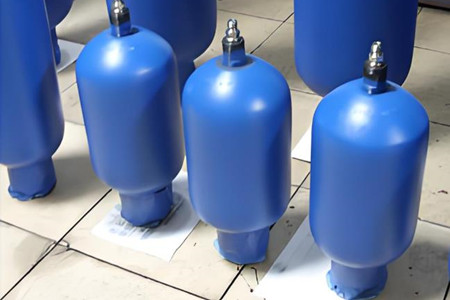 搜蓄能器出現(xiàn)油箱噴油的現(xiàn)象，如何解決？