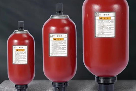 管路式蓄能器的工作原理、作用和操作方法